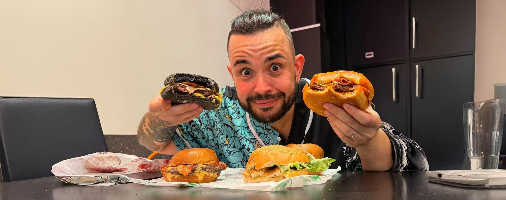 Cicciogamer89 con due hamburger